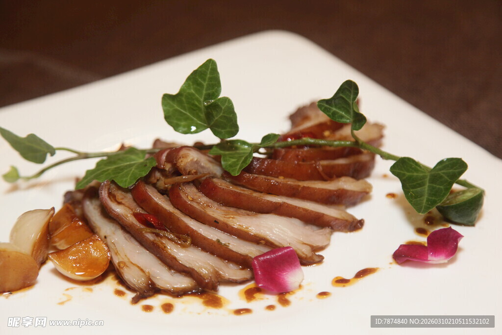 精致摆盘的美味切片鸭肉