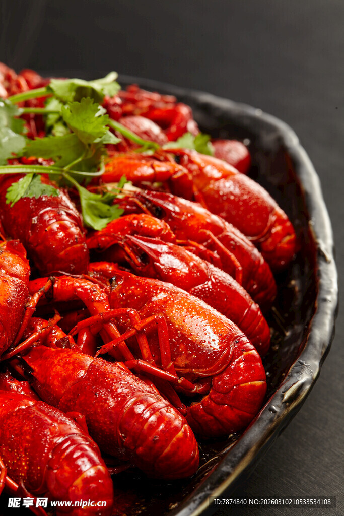美味小龙虾诱人上桌