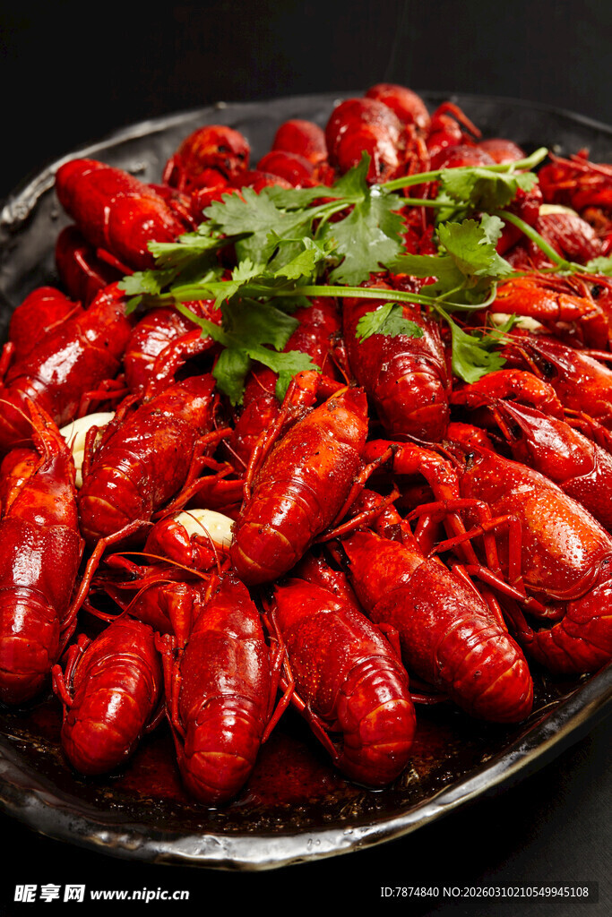 美味小龙虾摆放在盘中
