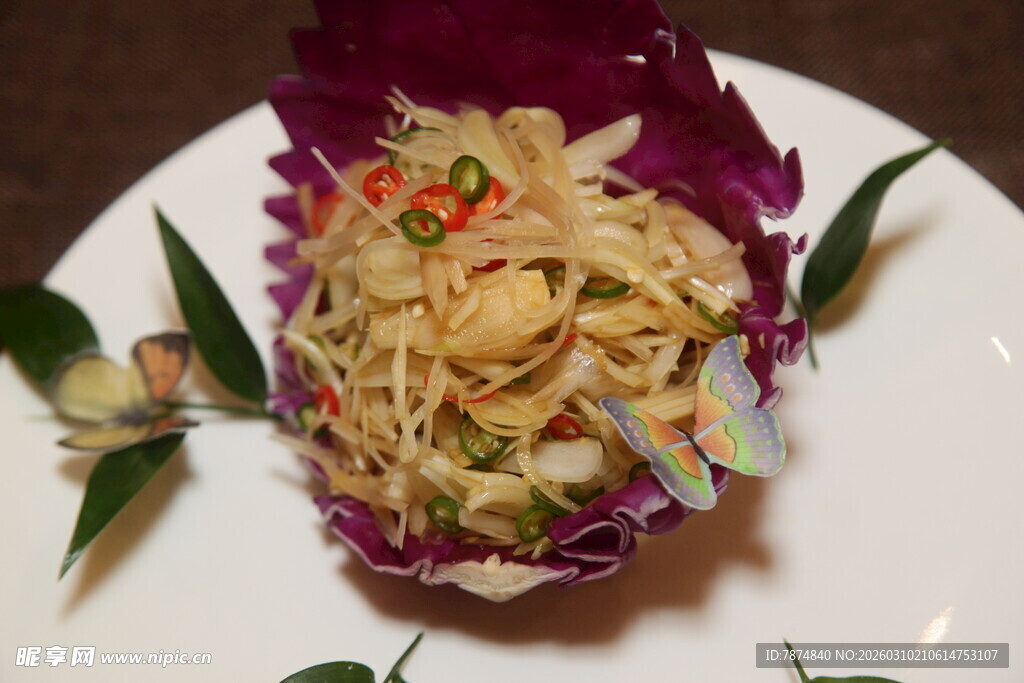 紫甘蓝盛的美味凉拌菜