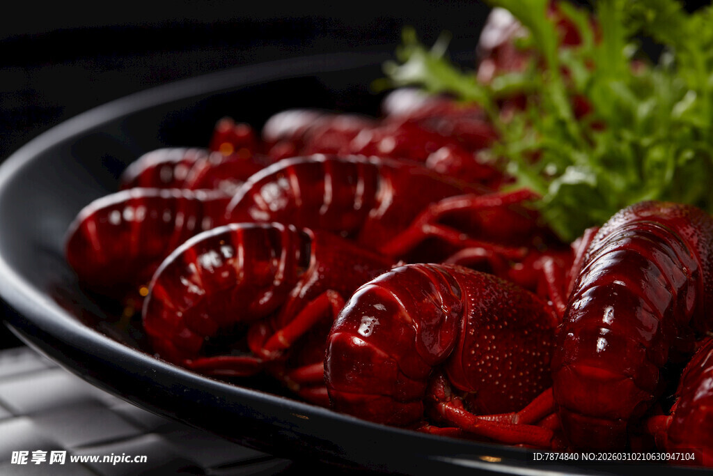 美味小龙虾摆放在盘中