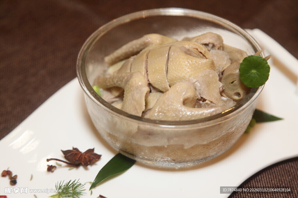 玻璃碗中的美味白切鸡