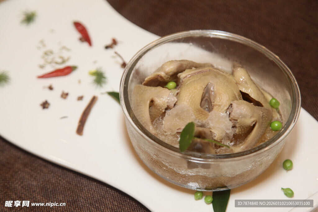 玻璃碗中的美味卤味