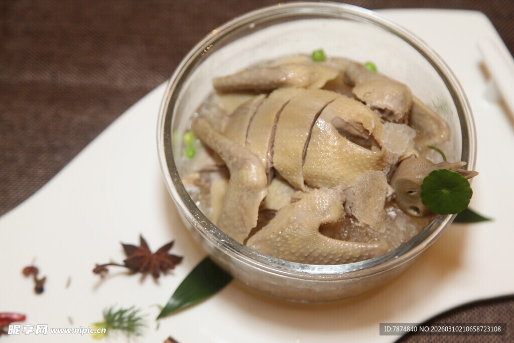玻璃碗中的美味白切鸡