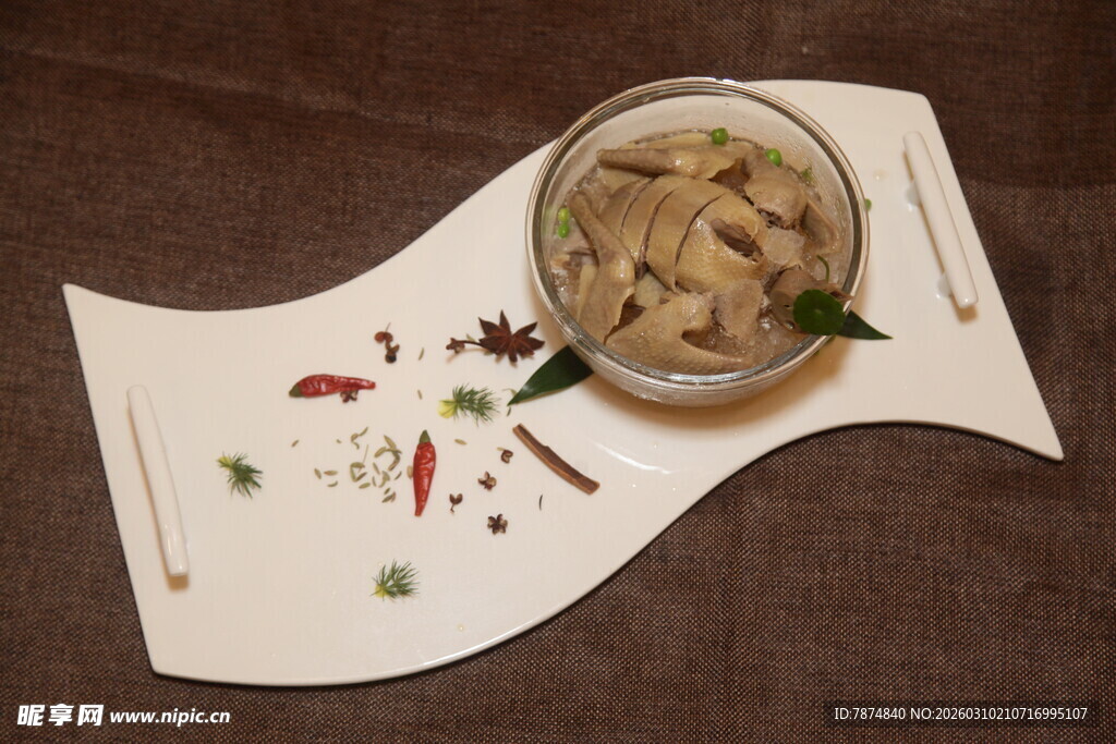 精致摆盘的特色风味菜肴