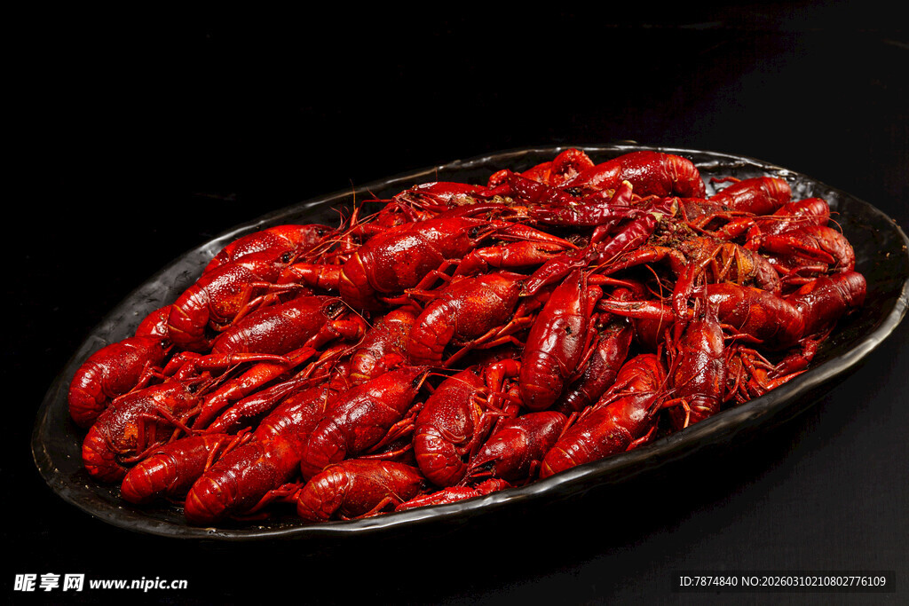 一盘诱人的麻辣小龙虾
