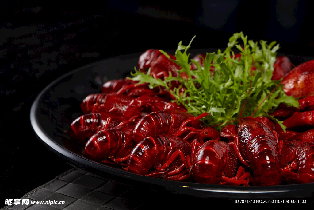 美味诱人的盘中小龙虾