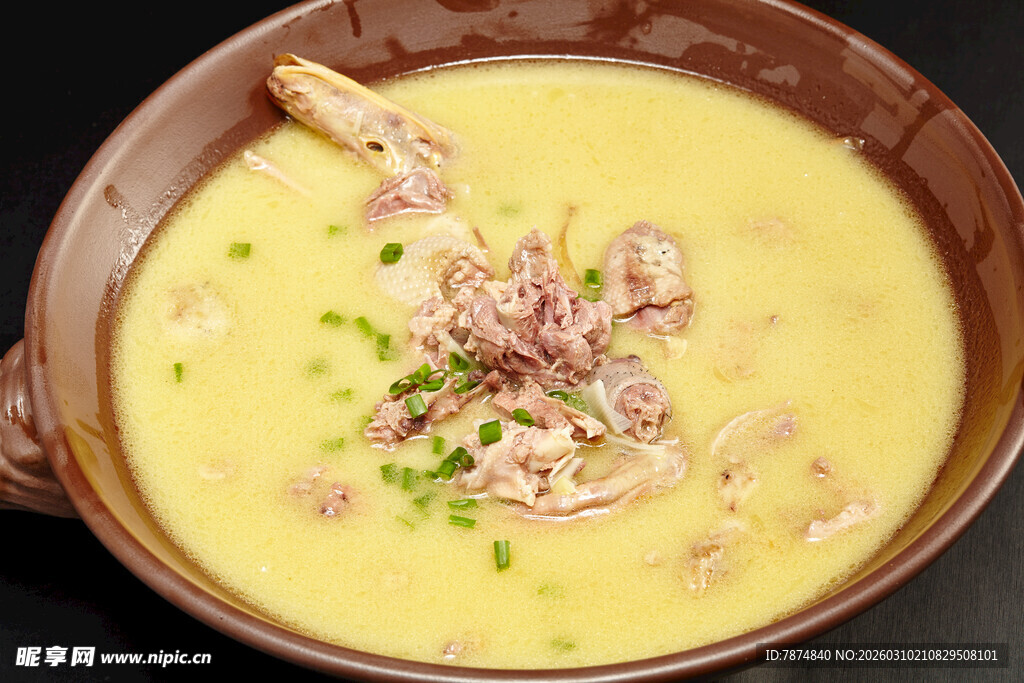 香浓鸭汤配鲜嫩鸭肉