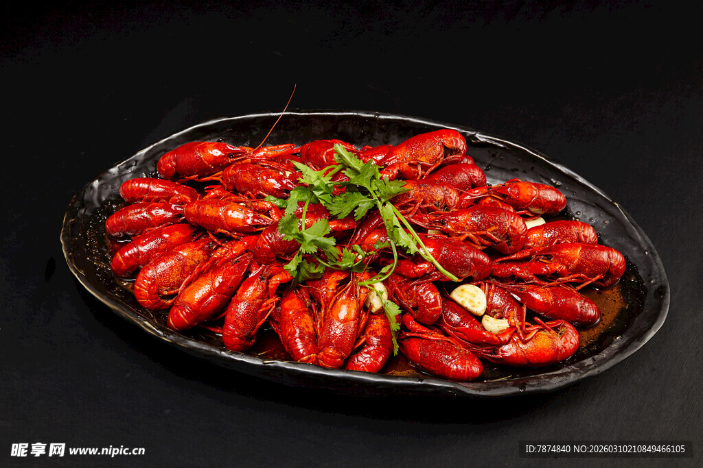 美味小龙虾摆放在盘中
