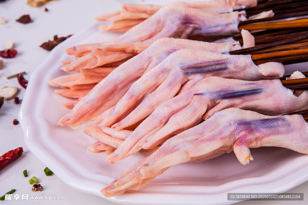 新鲜鸭掌摆于盘中待烹饪