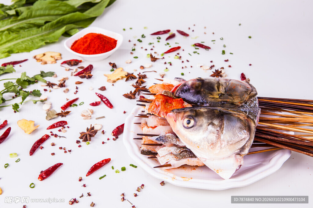 鲜鱼搭配多样香料食材