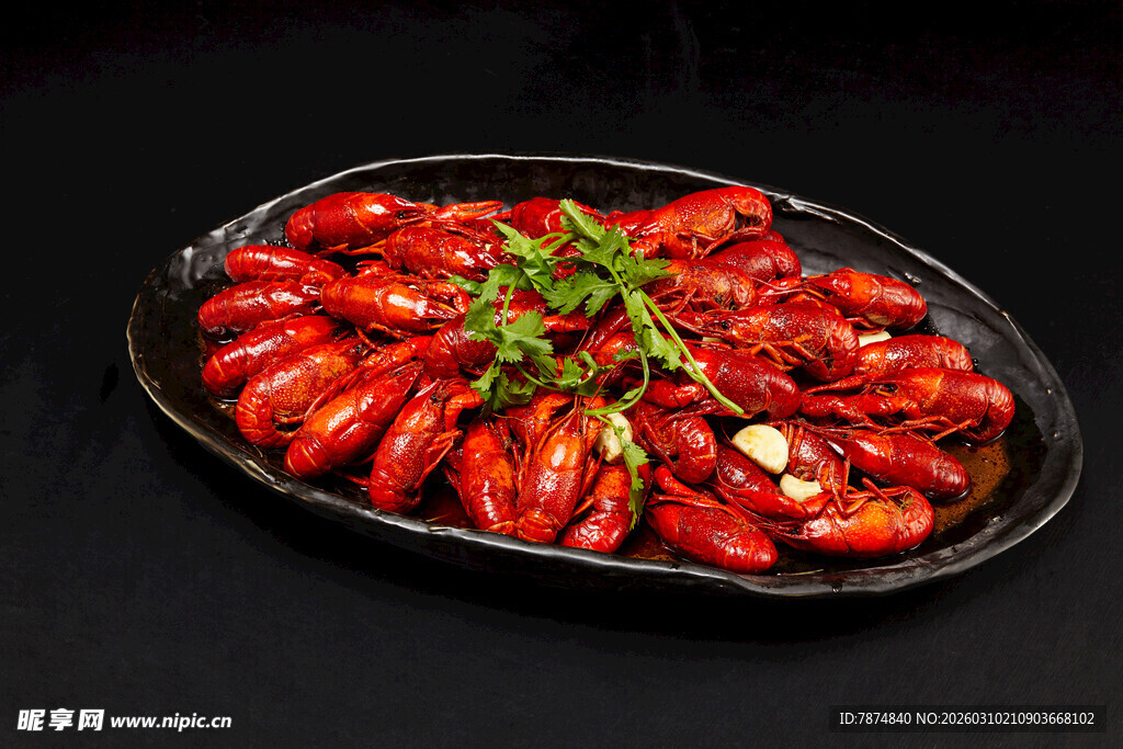 美味小龙虾盘中诱人呈现