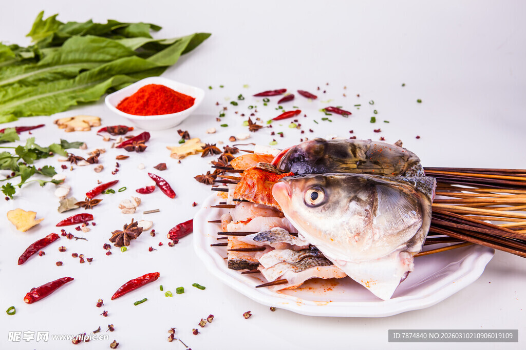 鲜鱼搭配多样香料食材