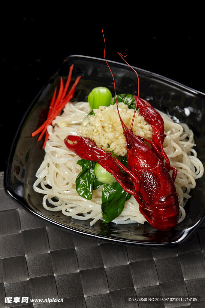 美味龙虾拌面