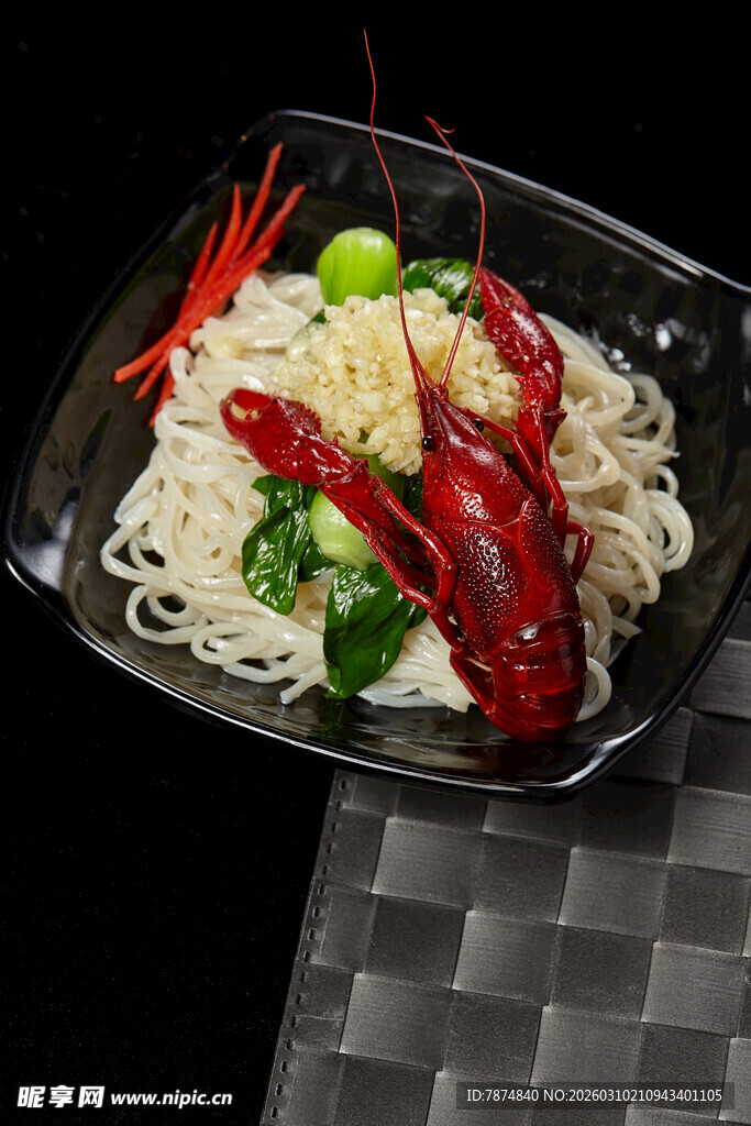 麻辣龙虾配面条美食图