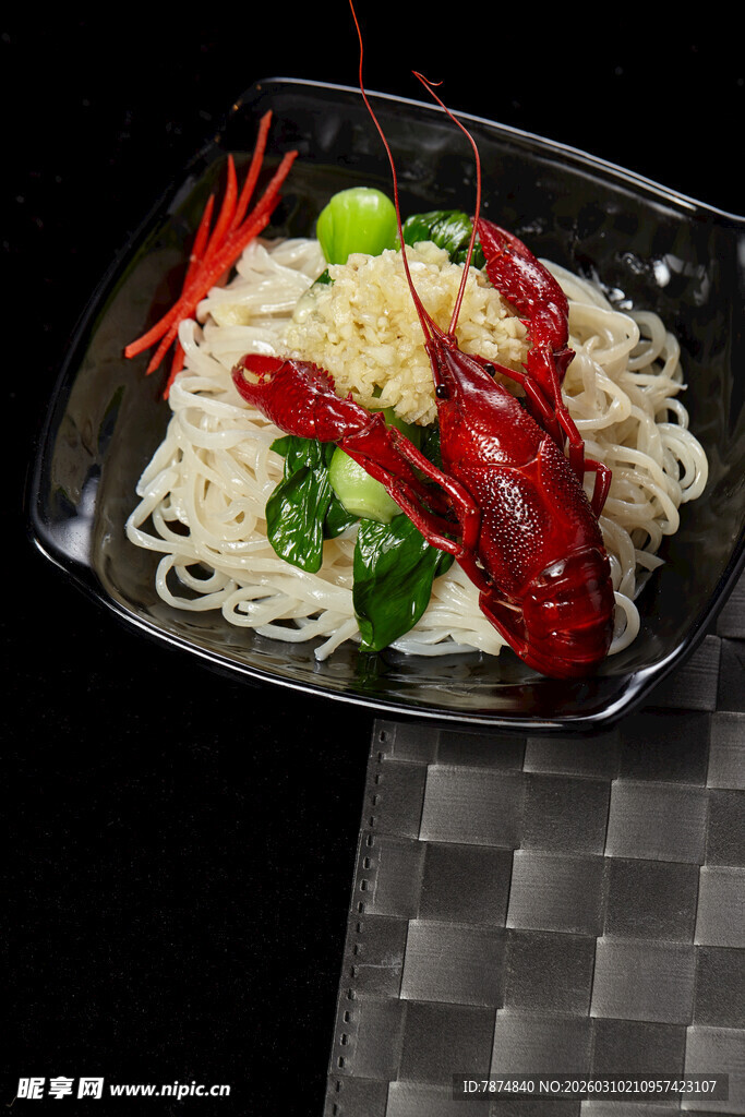 美味小龙虾拌面