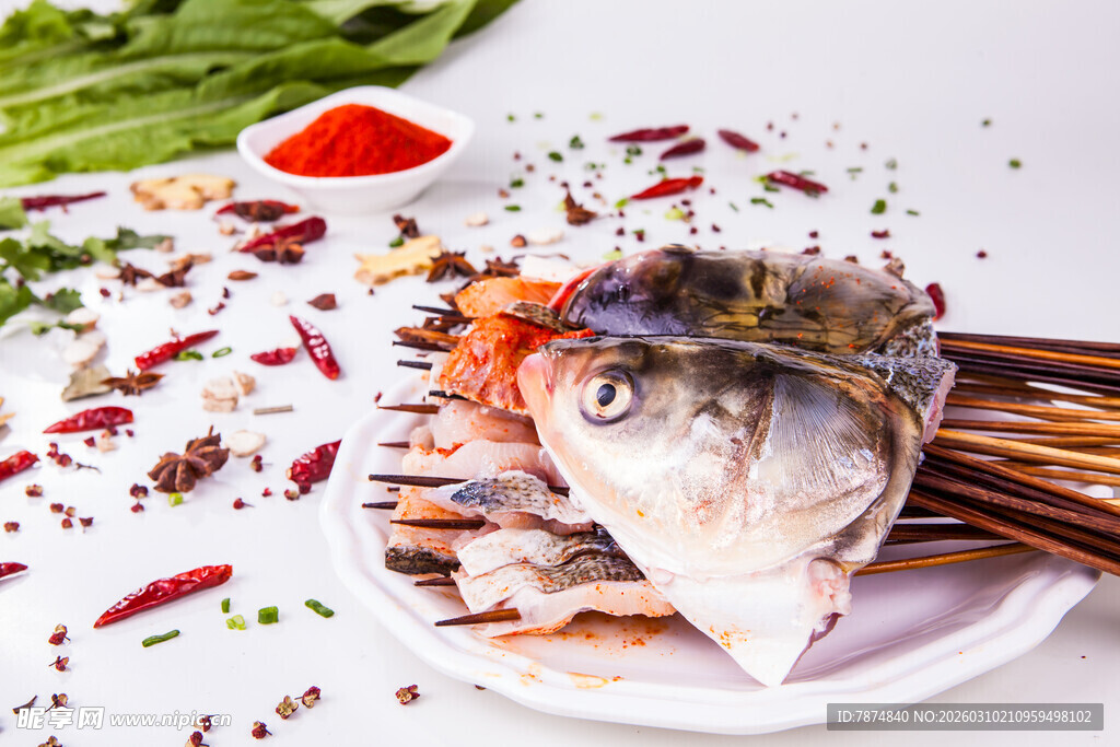 美味烤鱼配多样香料