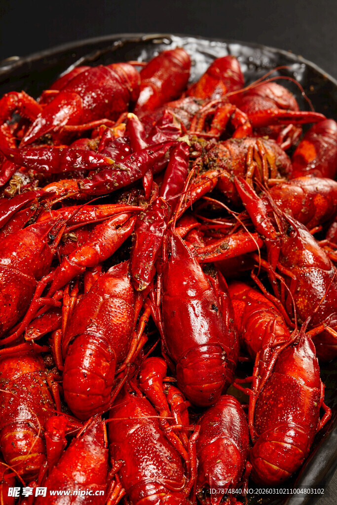 满满一盆诱人小龙虾