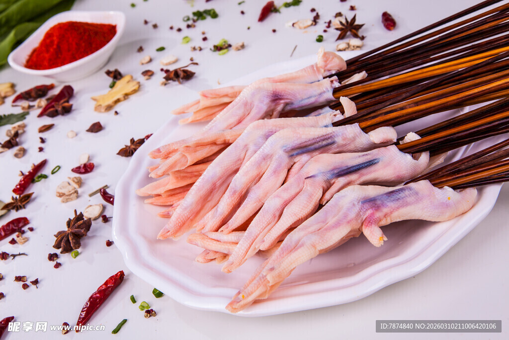 新鲜鸡爪子与多样香料