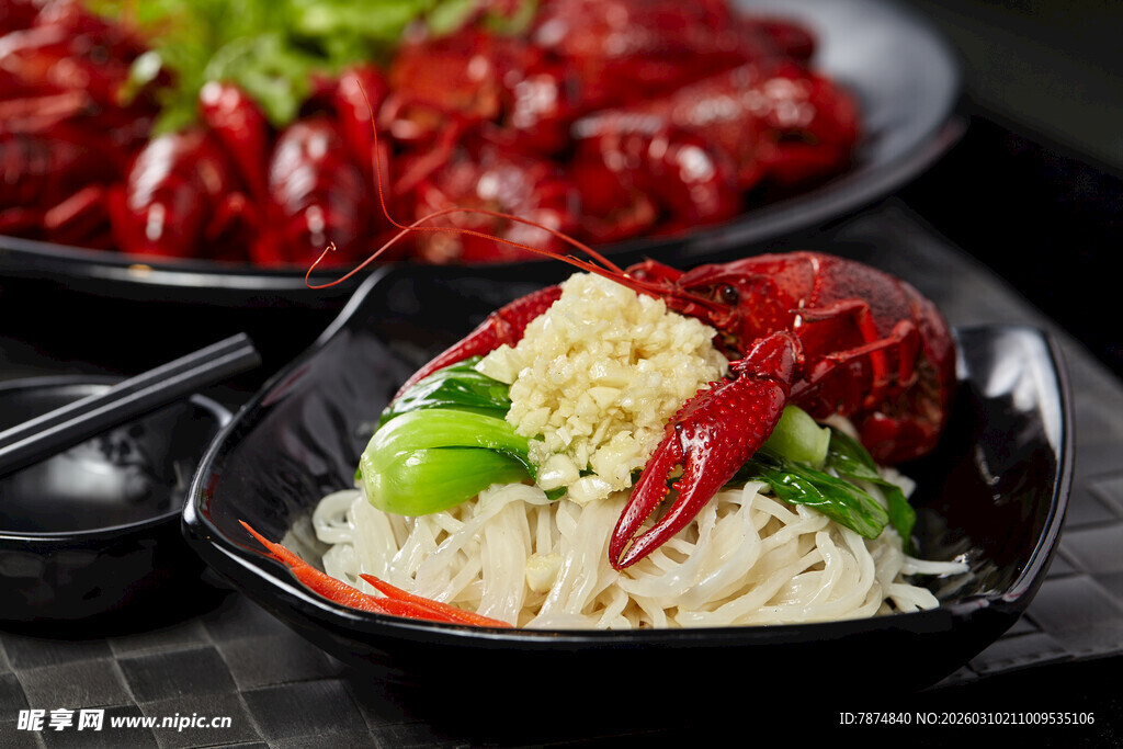 美味凉拌菜与小龙虾组合