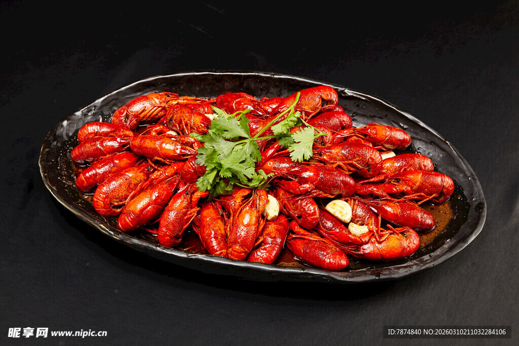 美味香辣小龙虾摆盘精致