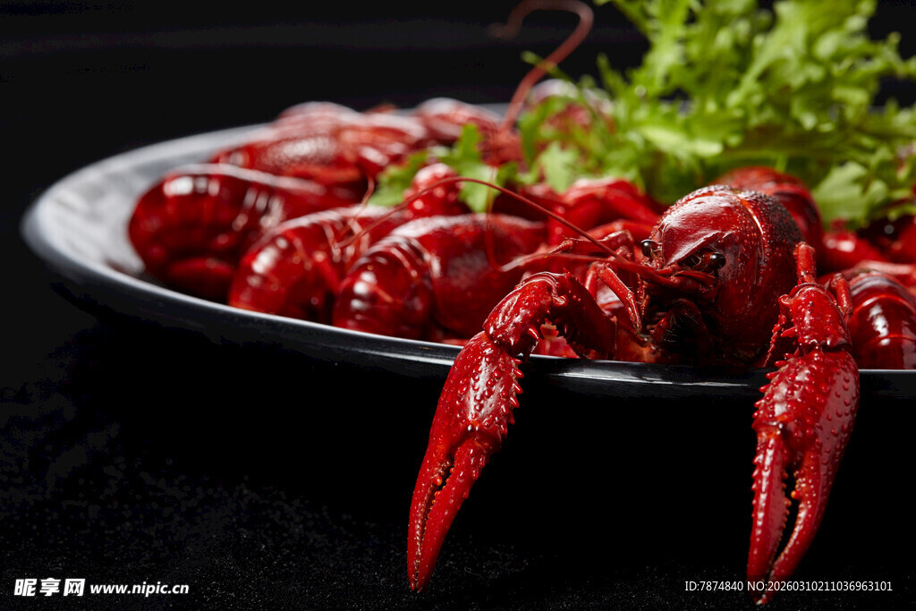 美味小龙虾摆盘精致