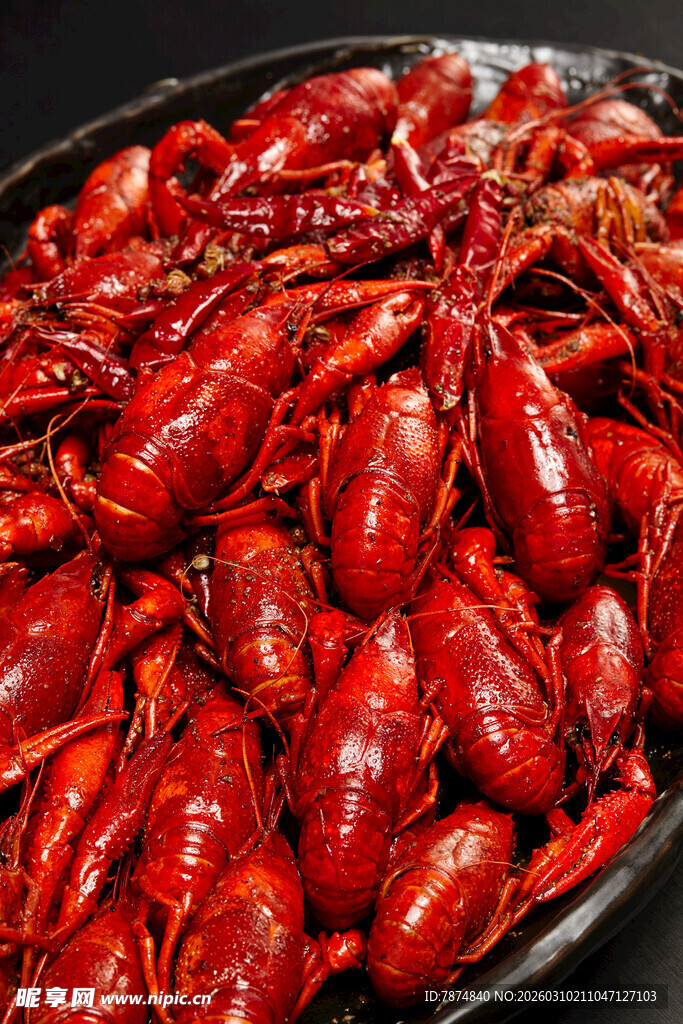 满满一盆美味小龙虾