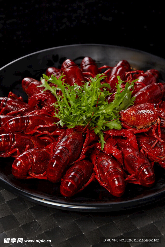 美味小龙虾摆放在盘中