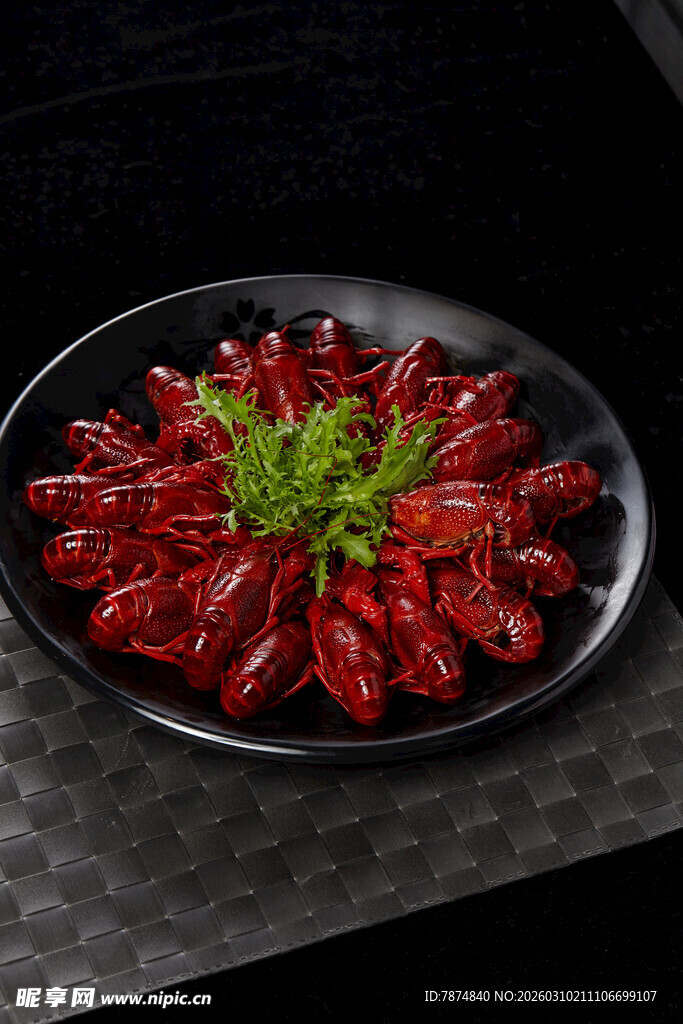 美味小龙虾摆放在盘中