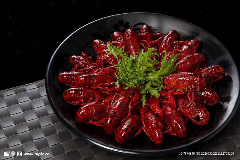 美味小龙虾摆于盘中