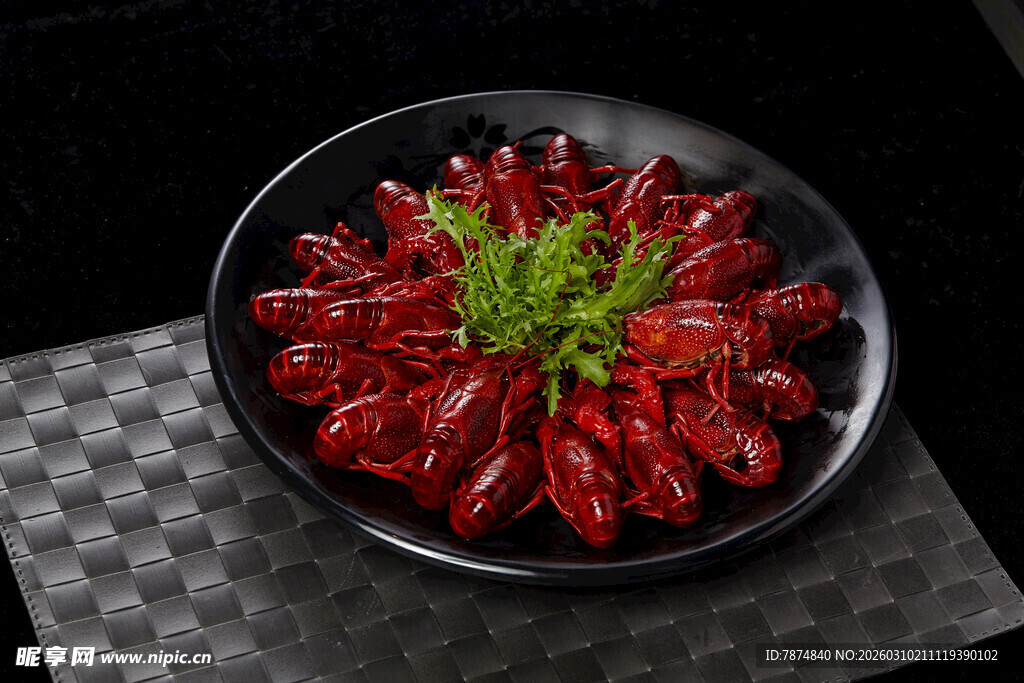 美味小龙虾摆放在盘中