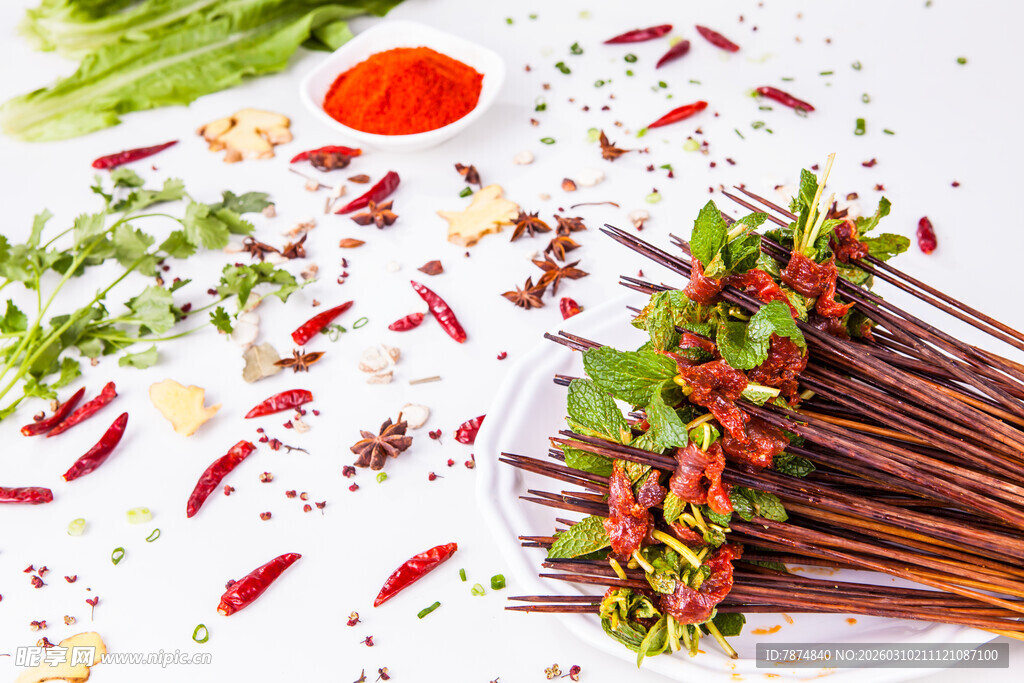 美味烤串搭配多样调料