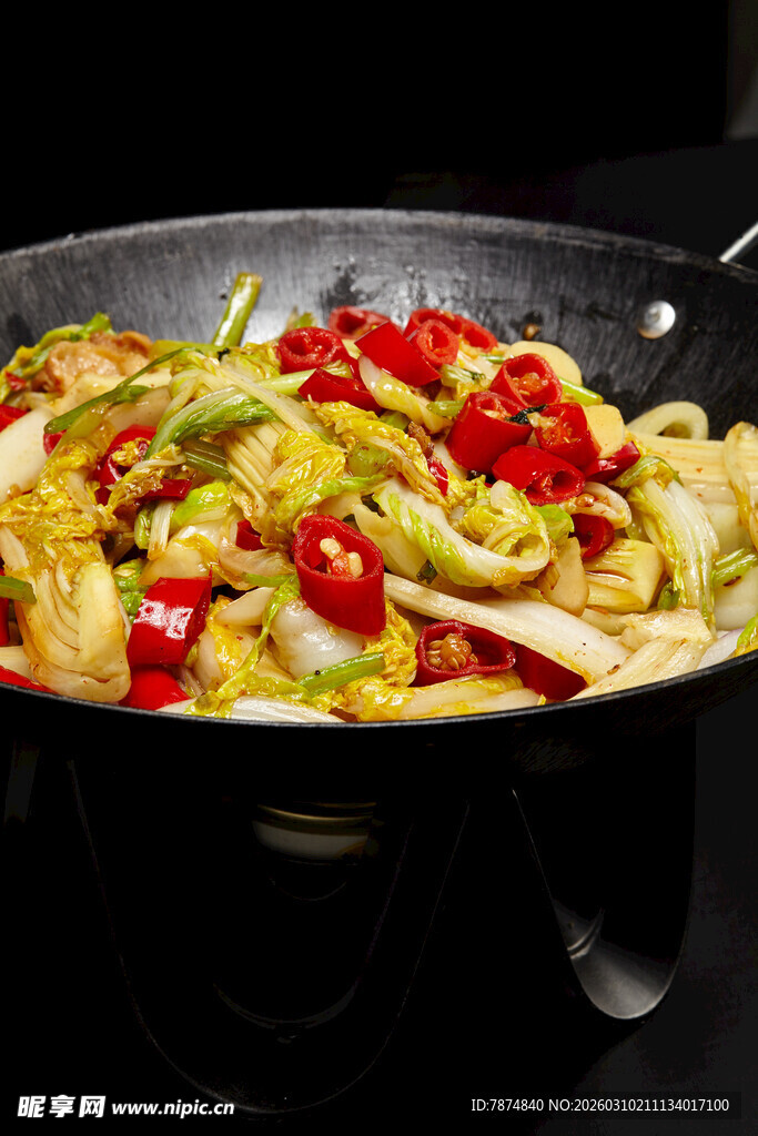 锅中炒制的多彩蔬菜