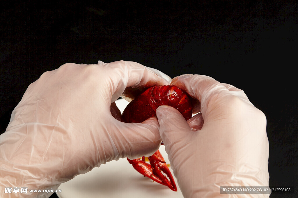 双手操作红色心脏模型