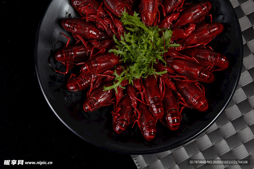 盘中红亮小龙虾配绿植