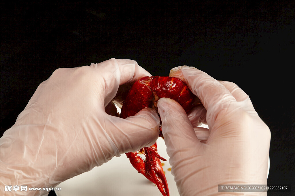 双手处理鲜红辣椒