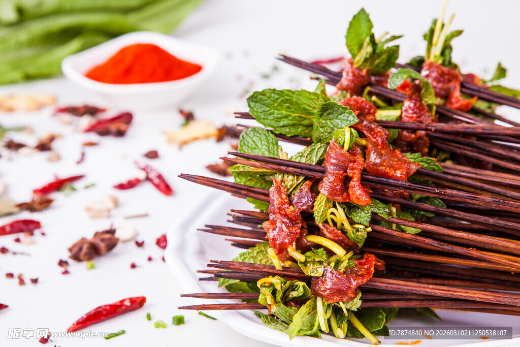 美味牛肉串配清新香草