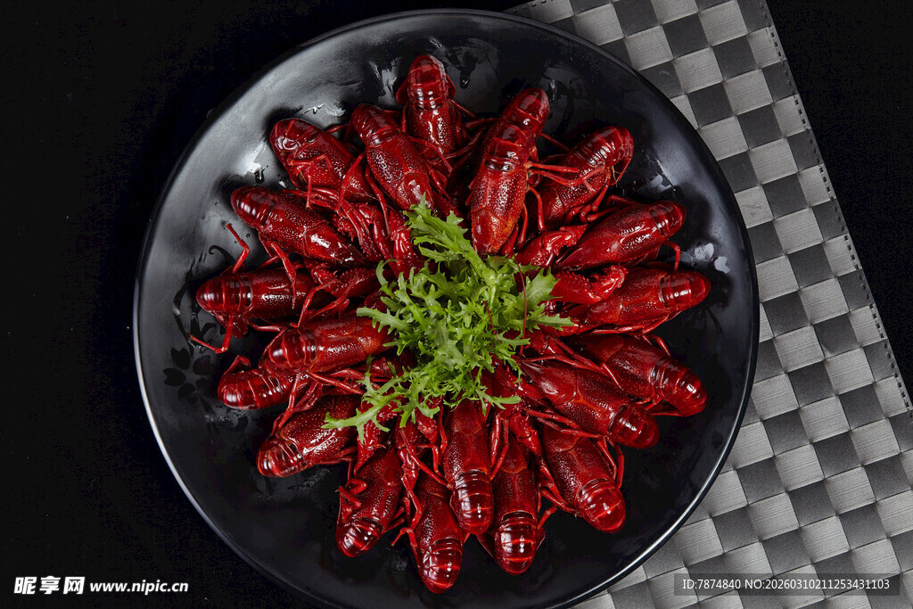 美味小龙虾摆盘精致