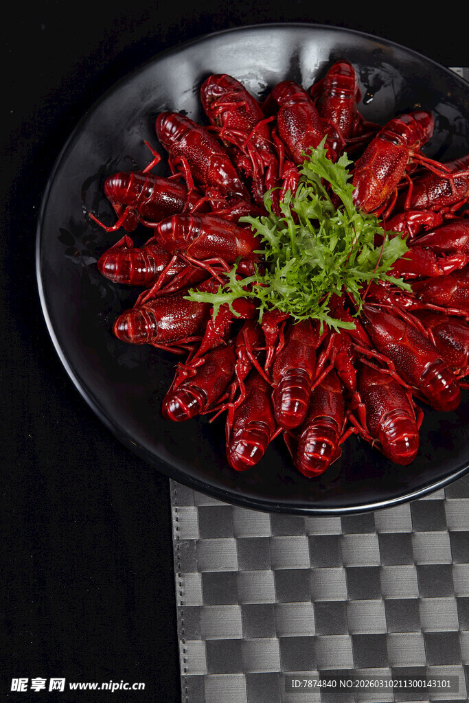 美味小龙虾摆放在盘中