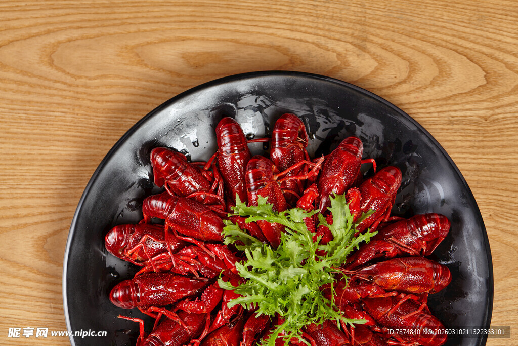 美味小龙虾摆放在黑盘上