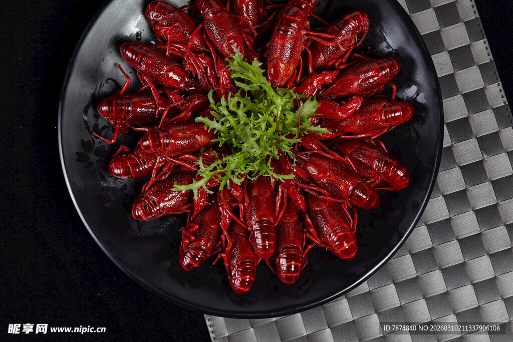 一盘诱人的麻辣小龙虾