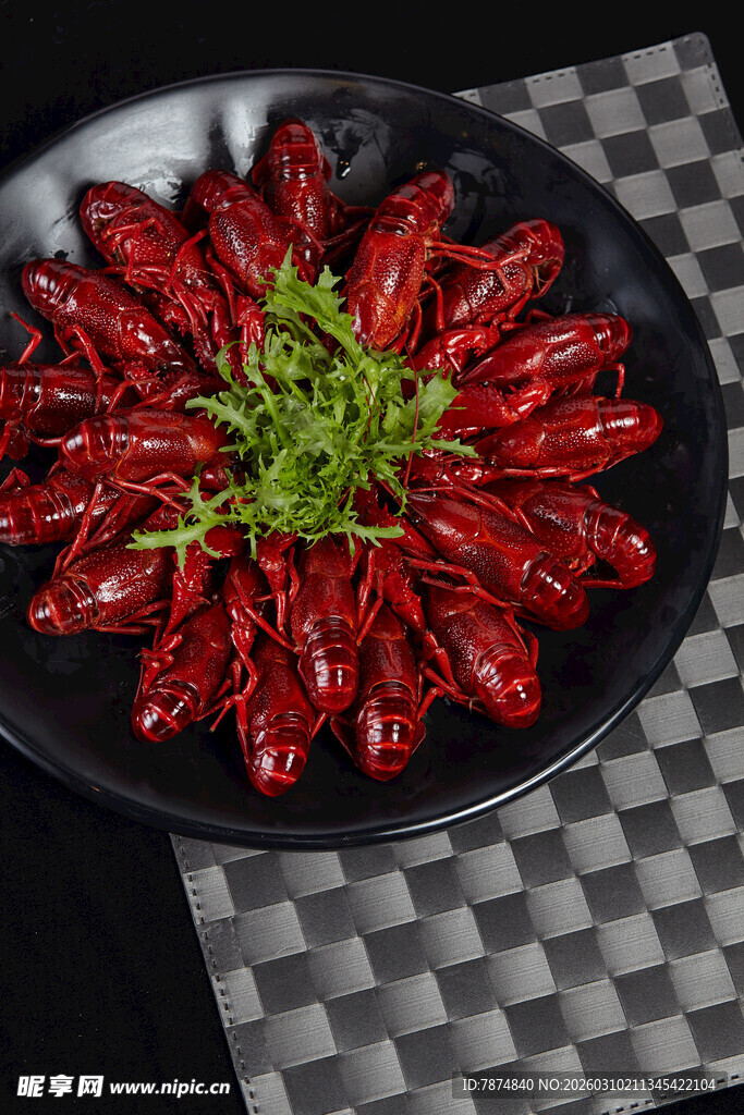 一盘诱人的美味小龙虾