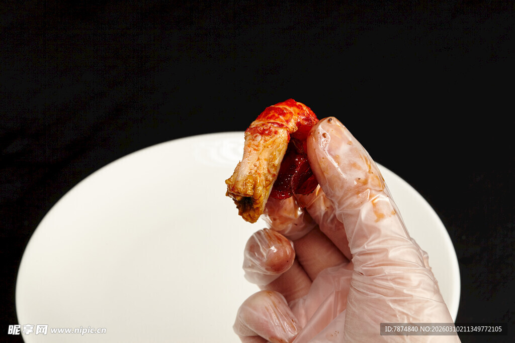 手拿美味烤物特写