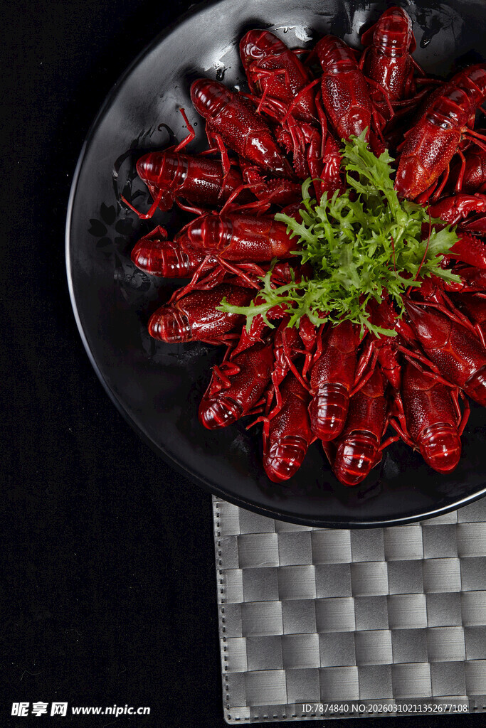 美味小龙虾摆放在黑色盘中