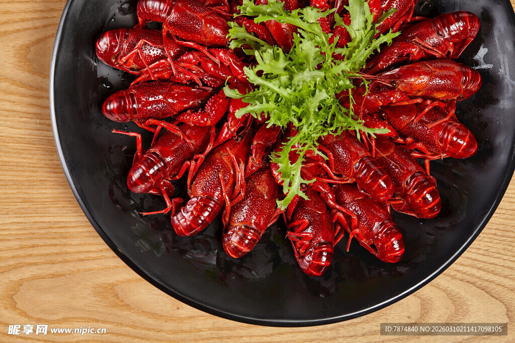 美味小龙虾摆放在黑盘上