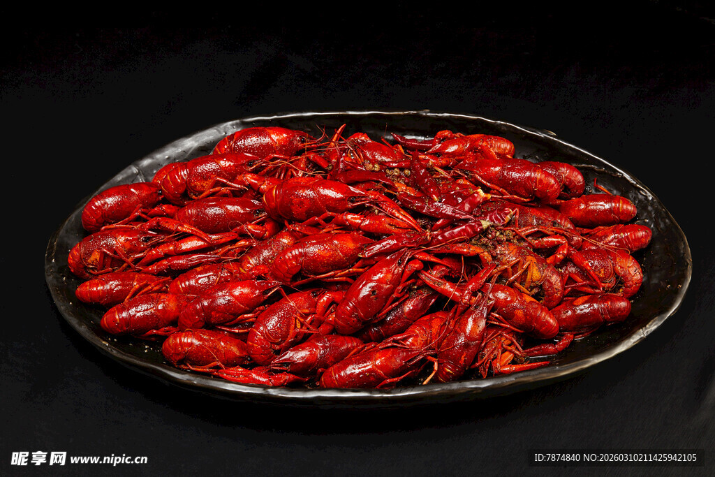 一盘鲜红小龙虾
