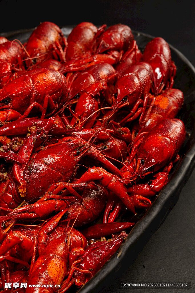 一盘诱人的新鲜小龙虾