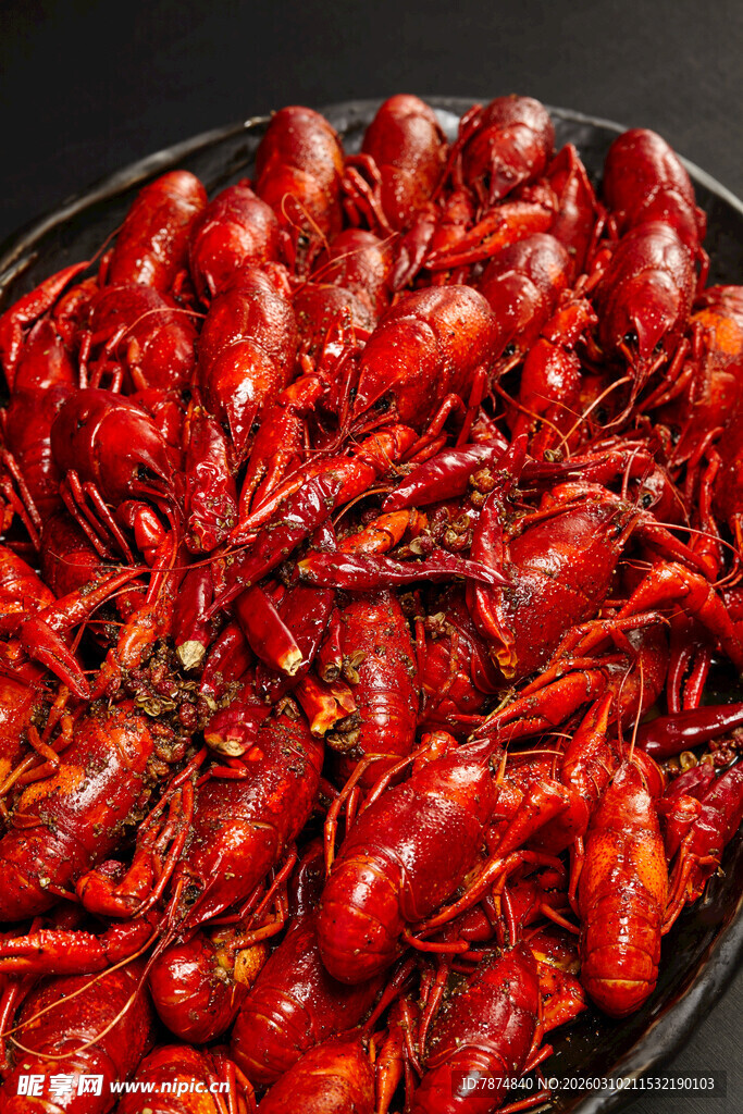 满满一盘美味小龙虾