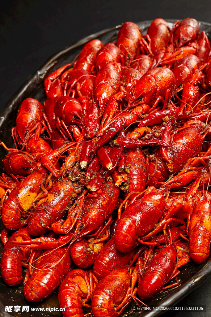 一盘诱人的麻辣小龙虾