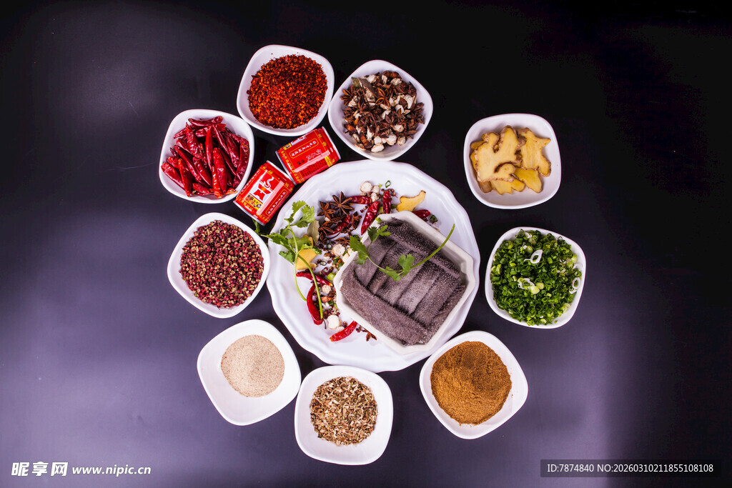 多样火锅食材摆放展示